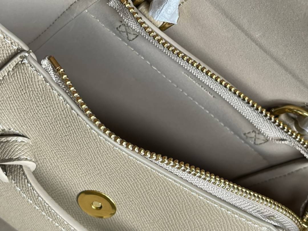 Celine Pico Belt Bag / Celine Belt Bag (ใบเล็ก) อีกหนึ่งคอลเลคชั่้นที่ได้รับความนิยมอย่างมาก บ่งบอกความเป็นตัวตนของแบรนด์ กลิ่นอายความคลาสสิก