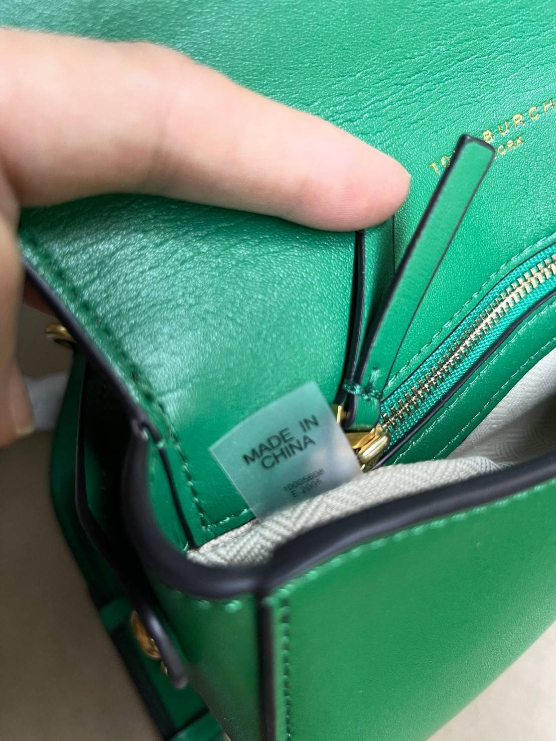 Tory Burch Miller Metal Saddle Bag กระเป๋าที่ใช้เป็น Everyday Bag ก็คือสามารถใช้งานได้บ่อยครั้งและสามารถสะพายไปทำกิจกรรมต่าง ๆ