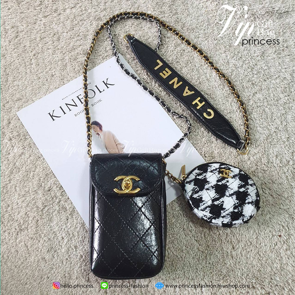 CHANEL VIP GIFT WOC BAG งาน CHANEL VIP GIFT ของแท้ 100% จากเคาเตอร์แบรนด์ CHANEL ทรงแนวตั้ฝน่ารัก ขนาดกำลังดี วัสดุหนังเรียบพิมพ์ลายยับ เปิดปิดด้วยตัวล้อคปั้มแบรนด์ อะไหล่ทอง ลายวินเทจ ด้านในใส่โทรศัพท์ได้ถึง NOTE10+ มาพร้อมสายโซ่สลับหนังเอกลักษณ์โซ่สองสี