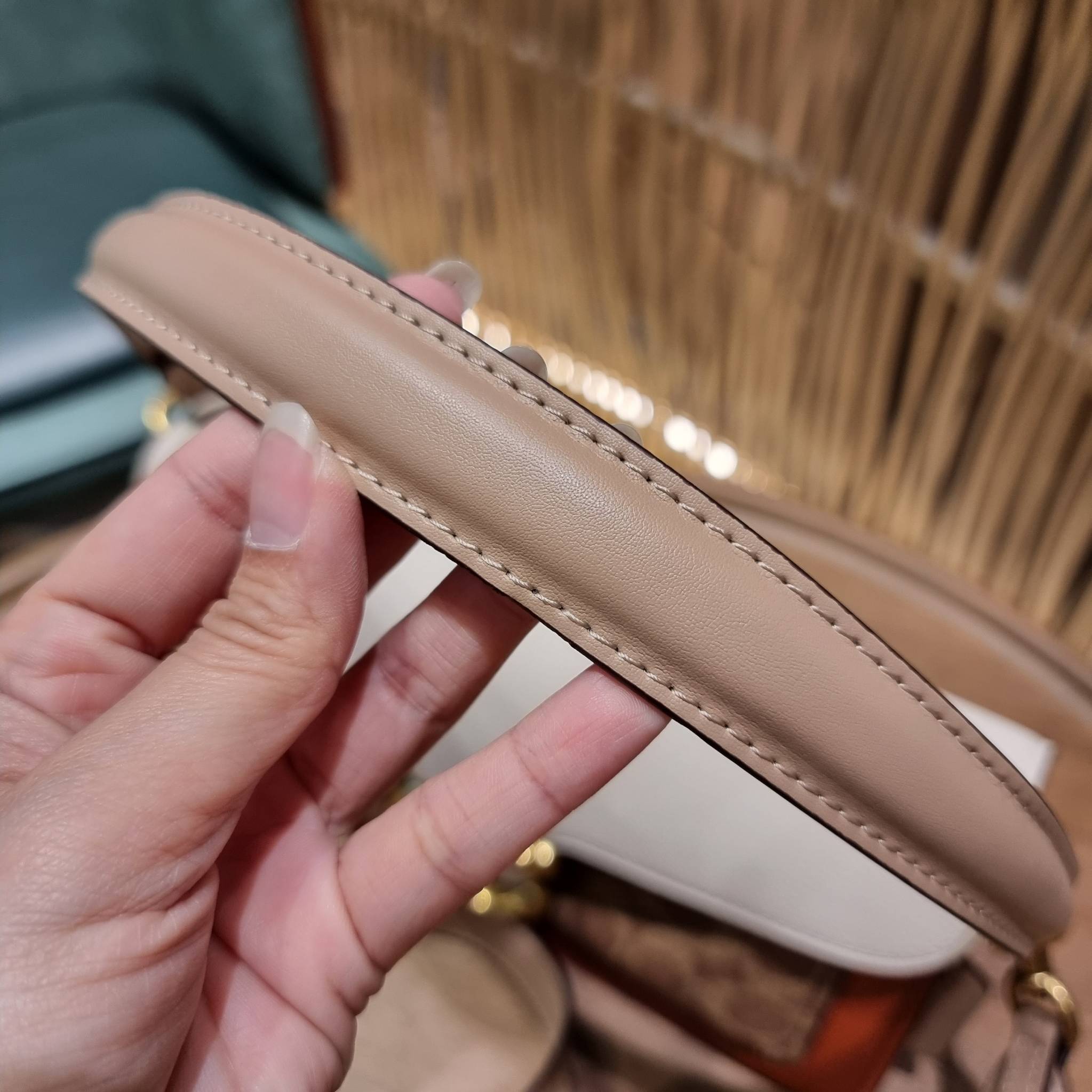 COACH TABBY SHOULDER BAG 26 IN SIGNATURE CANVAS WITH BEADCHAIN (6793,91215) กระเป๋าสะพายไหล่ ดีไซน์วินเทจย้อนยุค สวยคมชัด คลาสสิคใช้ได้ทุกลุค วัสดุหนังแท้สลับหนังแคนวาสเคลือบลาย เปิด-ปิดด้วยแม่เหล็กในตัว รับรองแน่นหนา ด้านหลังมีช่องแยก ภายในเป็นช่องโล่ง ข