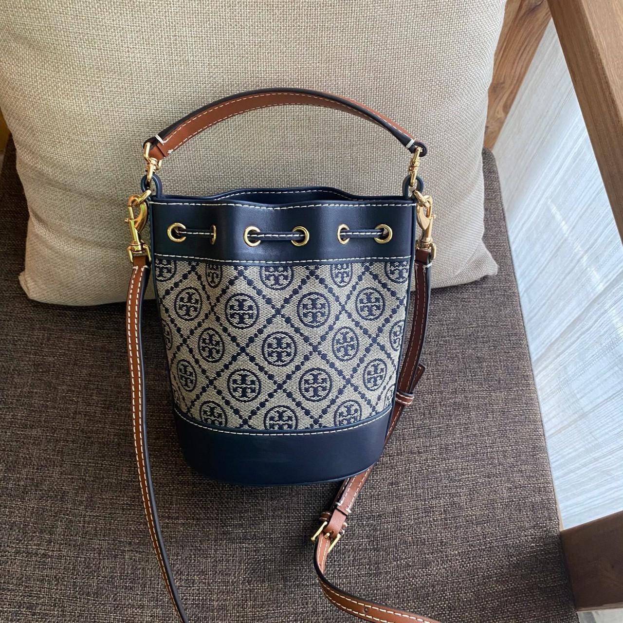 ของแท้ 💯% 】Tory Burch Monogram Jacquard Mini Bucket Bag กระเป๋าถือหรือสะพายไหล่ วัสดุผ้า Canvas โลโก้ Jacquard ทรงถัง ตั้งอยู่ทรง กระเป๋าปักลายแบรนด์ สวยหรู
