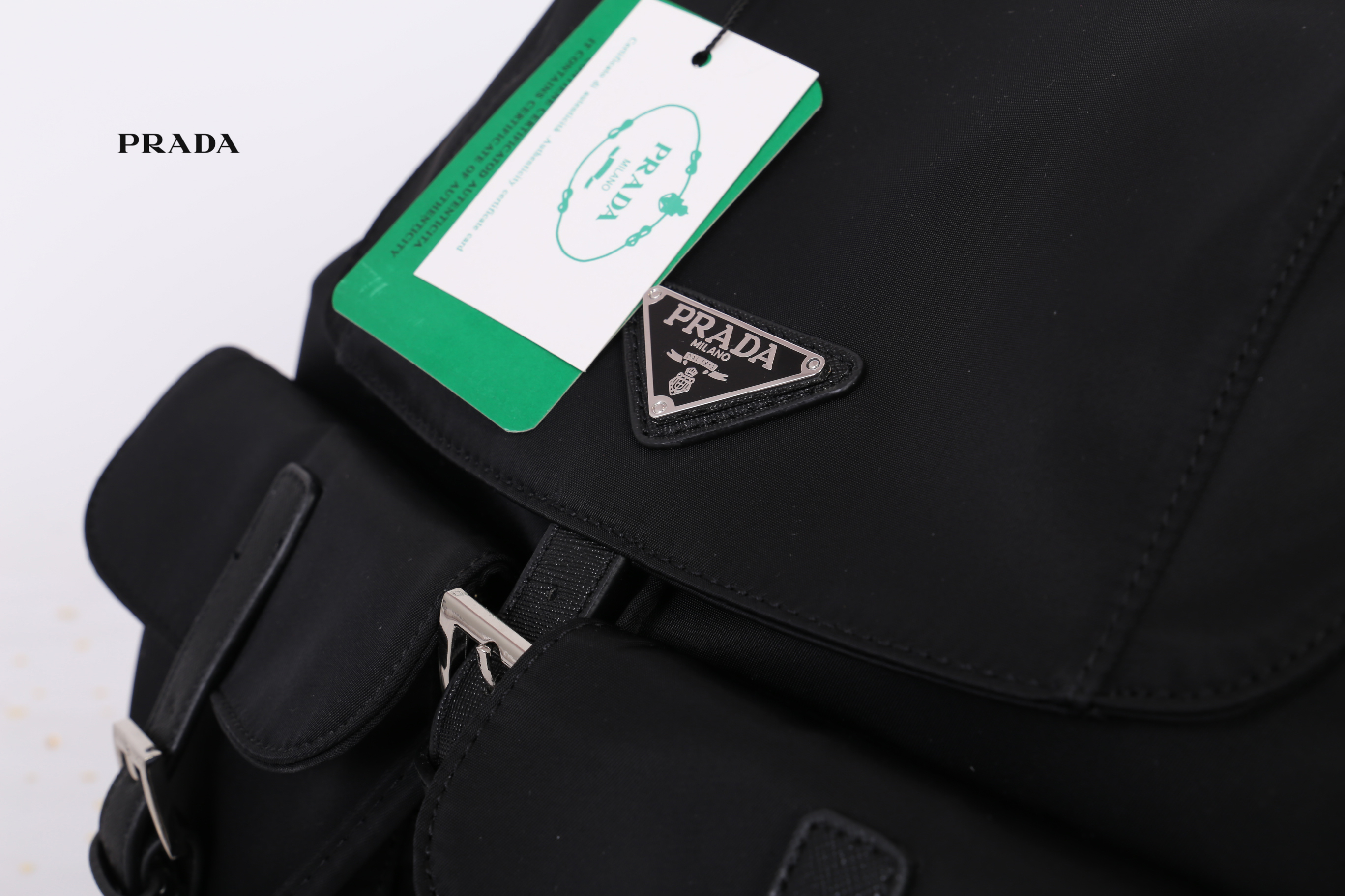 PRADA premium gift Nylon Backpack With Pocket วัสดุผ้าไนล่อนกันน้ำเนื้อหนาอย่างดี ใบนี้ ดีไซต์สวยเก๋ งานดีมากๆ อะไหล่แบรนด์ทุกจุด ใบนี้เก๋ตรงที่ เป็นเป้แบบหูรูด ทรงสวยน่ารัก แถมยังมีเปิดปิดด้วยกระดุมแม่เหล็กและแต่งด้วยเข็มขัดปรับได้ด้วย ด้านหน้ามีกระเป๋าอ