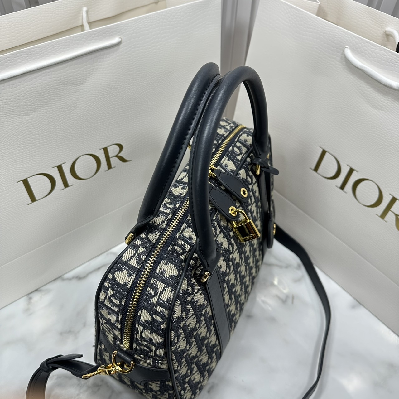 DIOR D-Vibe Bowling Bag Oblique jacquard fabric in blue กระเป๋าทรงหมอน ทรงโบว์ลิ่งทันสมัยและปราดเปรียว ใช้งานง่ายจุของได้เยอะ สวยงามเป็นเอกลักษณ์ เกรดท็อปไฮเอน 1:1 ใช้งานต่างประเทศได้