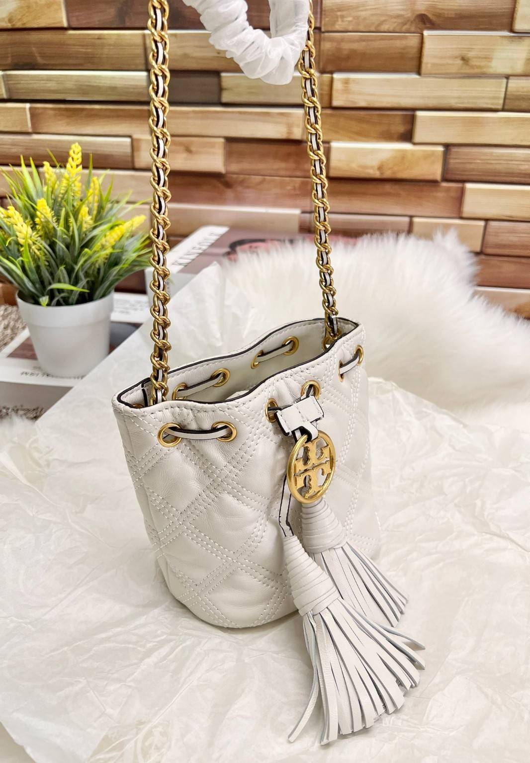 สีออกใหม่ ซึ่งหาได้ยากมากค่ะ 🤩 TORY BURCH FLEMING QUILTED BUCKET BAG ((56868)) พร้อมส่ง สวยท้าให้ลอง! จำนวนจำกัด สินค้าต้องมี กระเป๋าทรงBucket หนังแกะแท้((หนังจะมีความนิ่ม ทนทานและแพงกว่าหนังวัวมาก)) เดินด้ายลายนวมสวยมากๆค่ะ