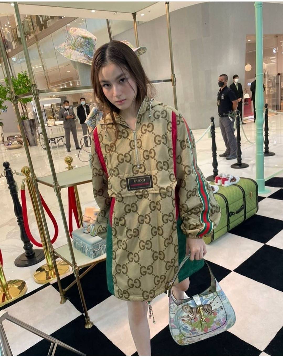 GUCCI SHOULDER BAG โปรเจคฉลองปีเสือ ปังฉุดไม่อยู่!! คอลเลคชั่นยอดฮิต GC multi bag ไซส์ใหญ่น่าสะพาย ดีไซน์ลวดลายชิคมากๆ!! โดดเด่นไม่ซ้ำใคร กับกระเป๋าสะพายวีไอพี พรีเมี้ยมกิ๊ฟที่จะทำให้หลงรักกันไปแบบสุดๆ มีดีเทลแฝงความหรูในตัว วัสดุหนังสังเคราะห์พรินท์ลายคม