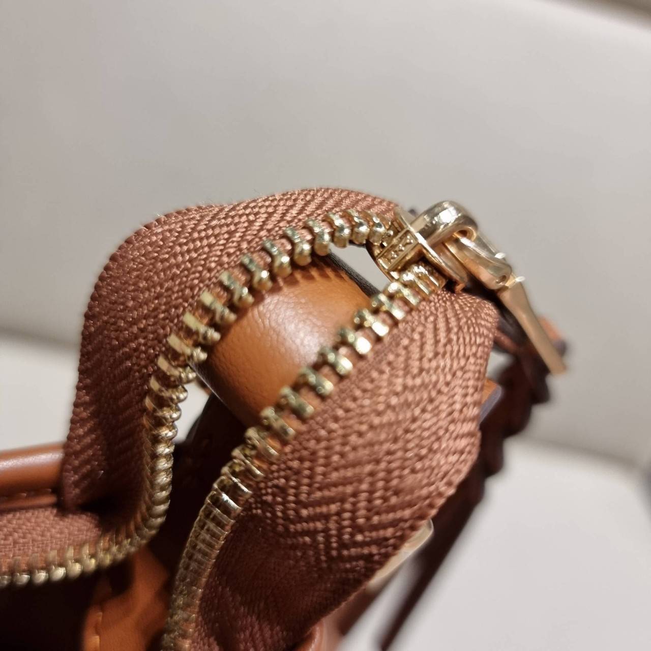 COACH C5641 VAL DUFFLE IN SIGNATURE CANVAS WITH STRIPE ใหม่ล่าสุด กระเป๋าทรงดัฟเฟิล คอลเลคชั่นยอดฮิต สวยโดดเด่น ทรงกระเป๋าไม่ซ้ำใคร แถมยังใส่ของได้จุใจไปอีก วัสดุหนังแคนวาสคุณภาพดี สลับหนังแท้ ด้านหลังมีช่องซิป กระเป๋ามีช่องซิปหลัก ภายในโล่งกว้าง สายสะพาย