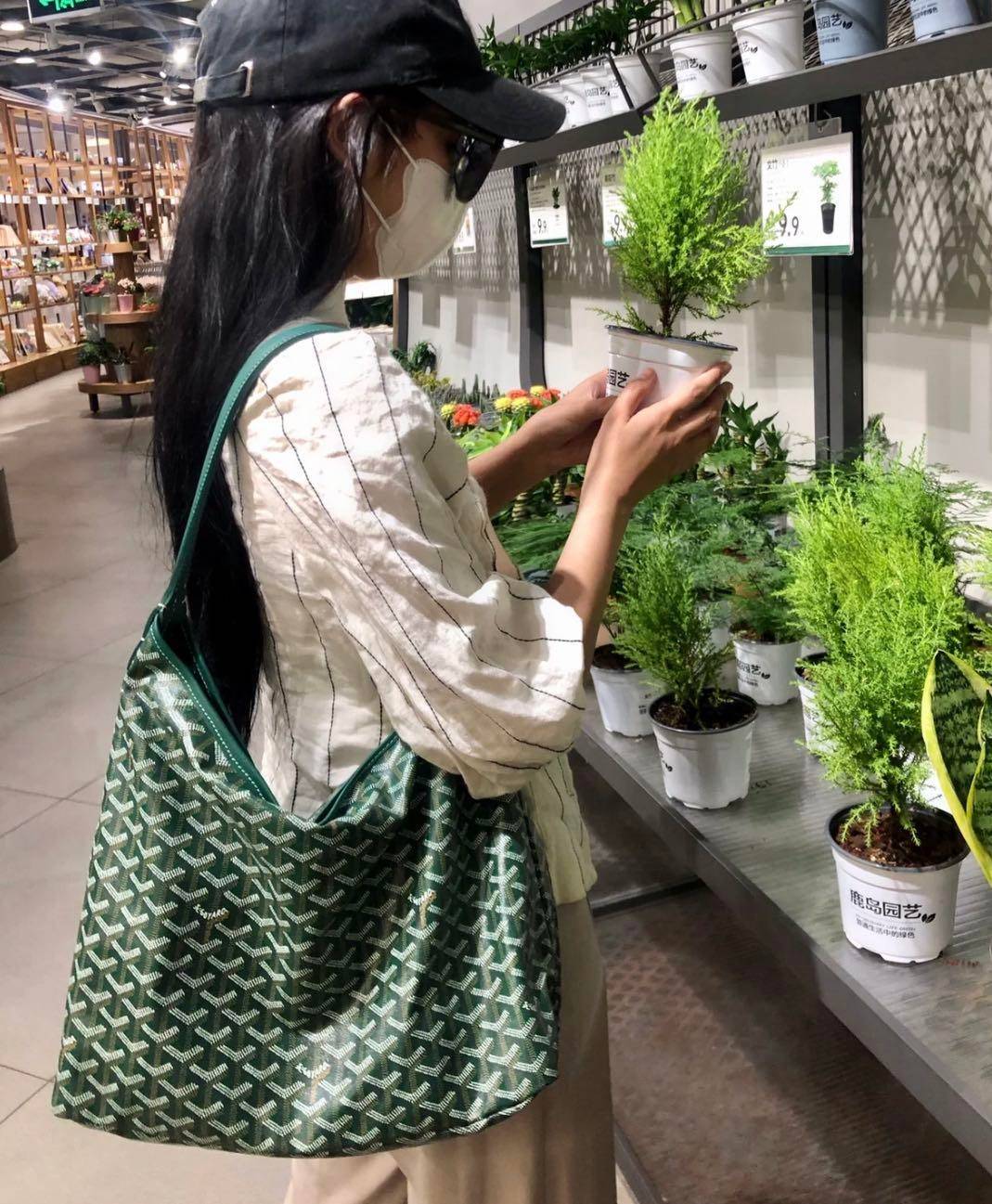 GOYARD BOHEME HOBO BAG / GOYARD HOBO กระเป๋าสะพายทรงโฮโบ ใบใหญ่จุใจ!! มาครบสีขายดี เลิศทุกสี รูปทรงคลาสสิค ดีไซน์เป็นเอกลักษณ์ วัสดุหนังแคนวาสพิมพ์ลายสวยคม ปากกระเป๋ามีซิปเปิด-ปิดกันของหล่นได้ ภายในโล่งกว้างมาก มาพร้อมสายคล้องในตัว ทนทาน สะพายสวยๆได้ทุกวั