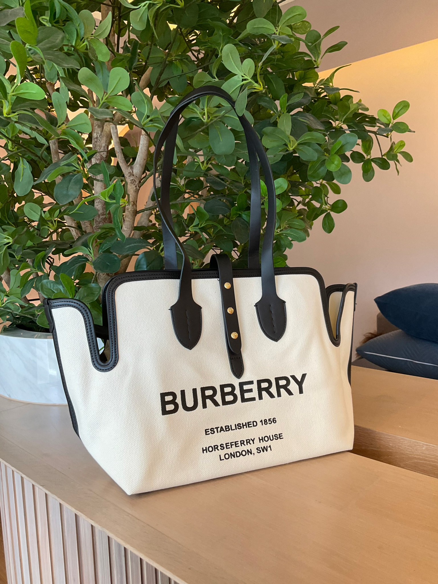 BURBERRY FRAGRANCES TOTE BAG พร้อมส่งรุ่นใหม่!! BURBERRY LARGE LONDON TOTE BAG IN WHITE / Burberry Canvas Logo Tote Bag กระเป๋าสะพายไหล่ทรงช้อปปิ้ง ทรงคลาสสิค ฮิตตลอดกาล ตัวกระเป๋าวัสดุหนังผ้าแคนวาส