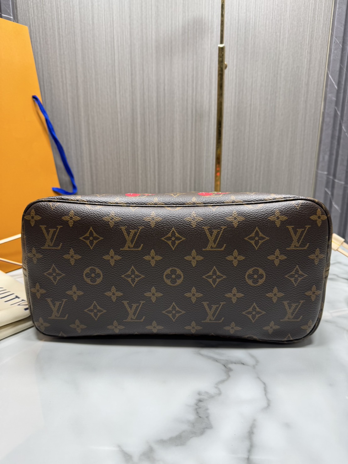 TOP ORI หนังแท้ | LV x TM - Neverfull MM Bag Monogram cherry canvas กระเป๋าสะพายทรงโท้ทเอกลักษณ์ที่หรูหรา Monogram แคนวาสคลาสสิกตกแต่งดีเทลลายเชอร์รี่สีสันสดใส ปรับลุคให้มีชีวิตชีวาอีกครั้งด้วยธีมแสนสนุก