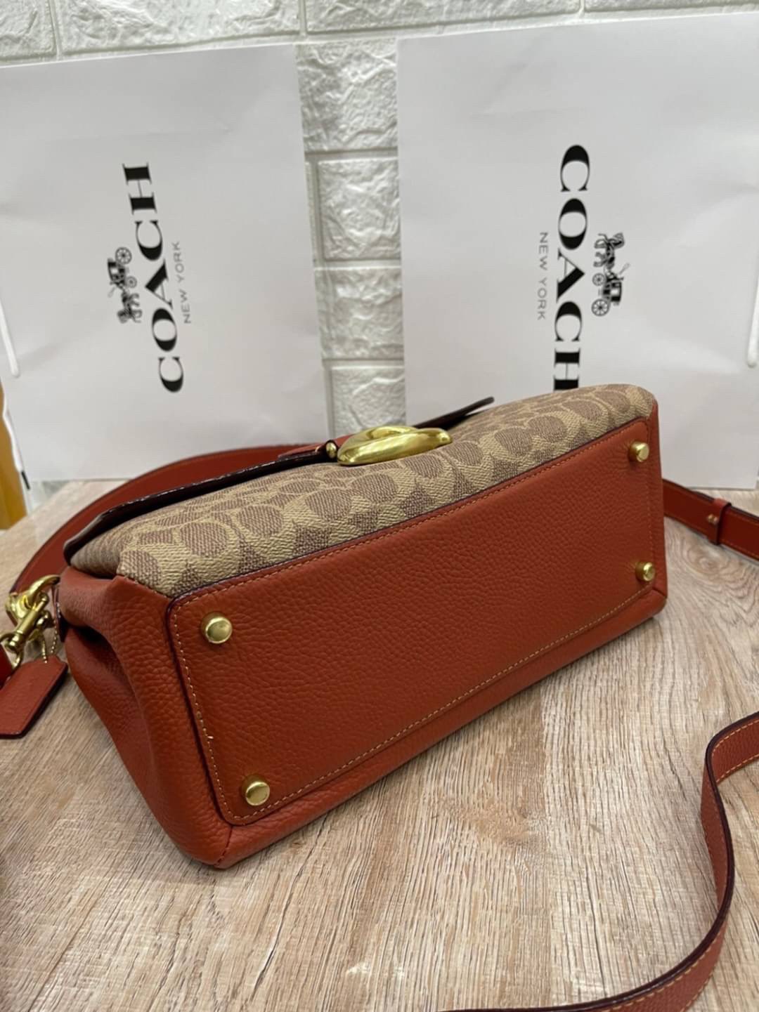 OUTLET 】COACH Logo-Plaque Leather Tote Bag พร้อมส่งที่ไทย Tan-brown leather logo-plaque leather tote bag from Coach featuring gold-tone hardware, abstract pattern print, logo plaque and single top handle.