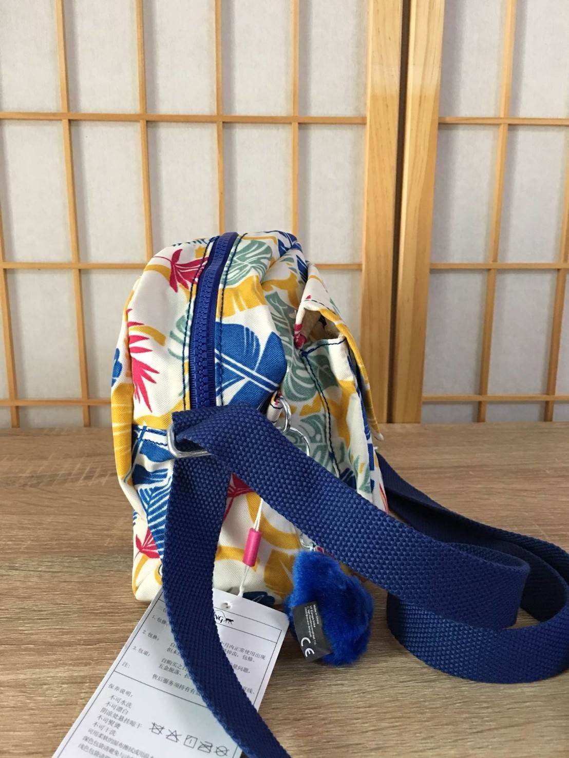 Kipling nylon shoulder bag K15313 กระเป๋าสะพายข้าง วัสดุ nylon บุด้วยนวมที่ฐานกระเป๋า เพิ่มความนุ่มค่ะ ขนาดกำลังน่ารักสะพายคล่องตัว ด้านหน้ามี ช่องใส่ของ 1 ช่อง ช่องหลักเปิดปิดด้วยซิป ภายในโล่งจุได้เยอะ ใส่กระเป๋าสตางค์ใบยาวได้ มีช่องซิปเล็กและสายห้อยกุญแ