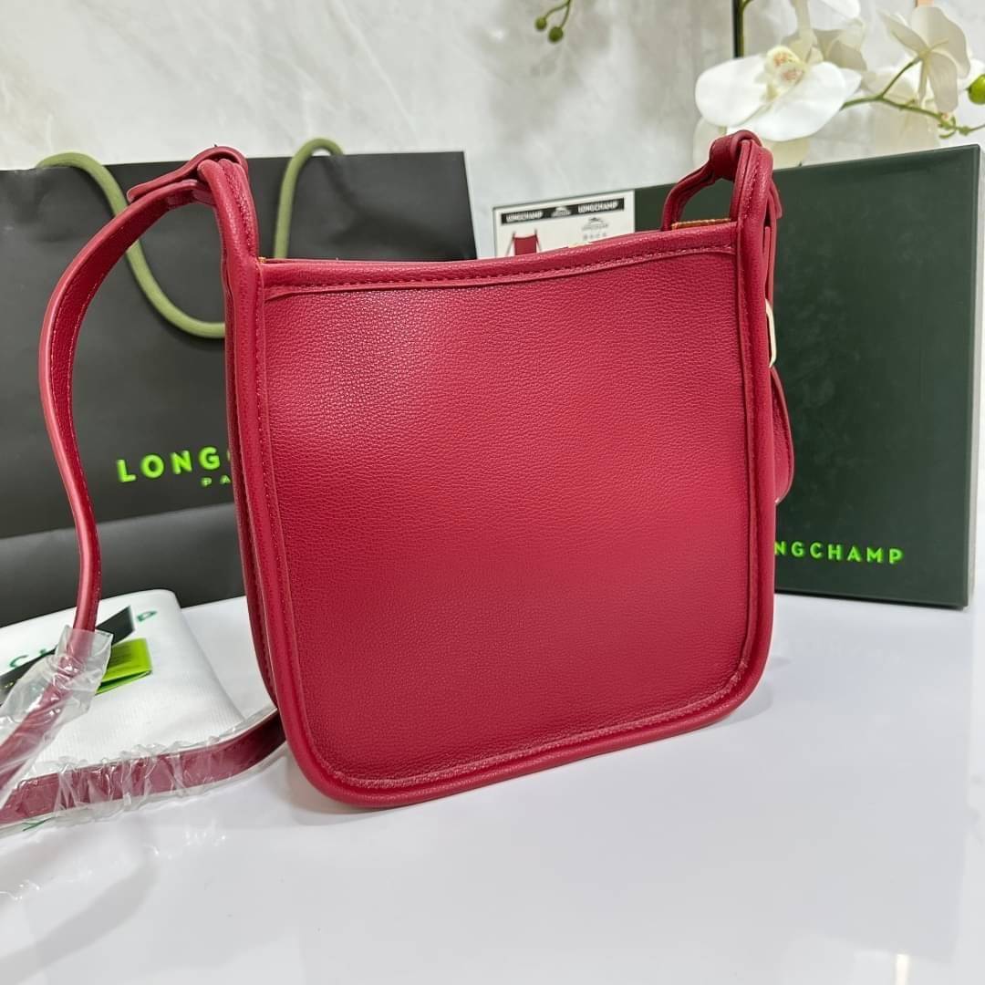 LONGCHAMP LE FOULONNÉ CROSSBODY BAG กระเป๋าสะพายที่เรียบง่ายและดูดี การออกแบบที่คล่องตัวของรุ่นนี้เหมาะอย่างยิ่งสำหรับผู้หญิงที่มีบุคลิกที่ต้องการกระเป๋าสไตล์แบบเรียบง่าย