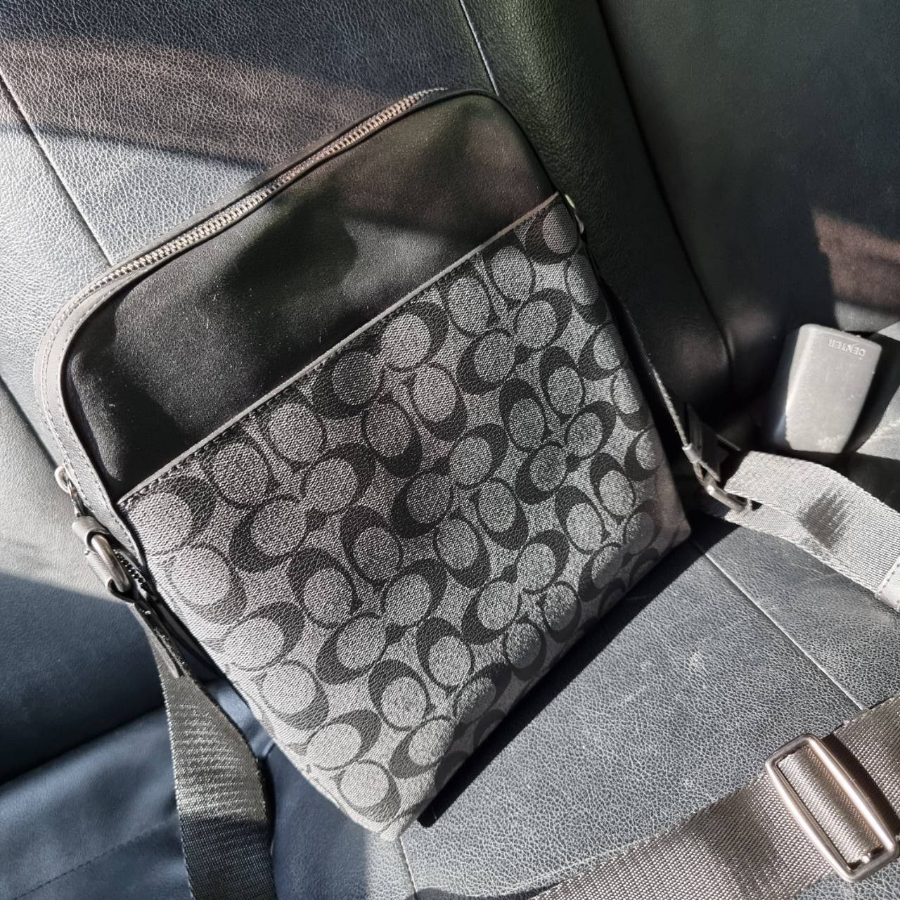 COACH F73336 HOUSTON FLIGHT BAG IN SIGNATURE CANVAS รุ่นนี้หนุ่มๆเค้ารู้กัน!! ขายดีตลอดกาล!! คลาสสิคไม่มีใครเกิน!! กระเป๋าสะพายข้างทรงแมสเซ็นเจอร์ยอดฮิต ทรงสวย ดูดี วัสดุหนังแคนวาสเคลือบลายสลับหนังแท้ เปิด-ปิดด้วยซิป ด้านหน้าและหลังสามารถใส่ของได้ ภายในแบ