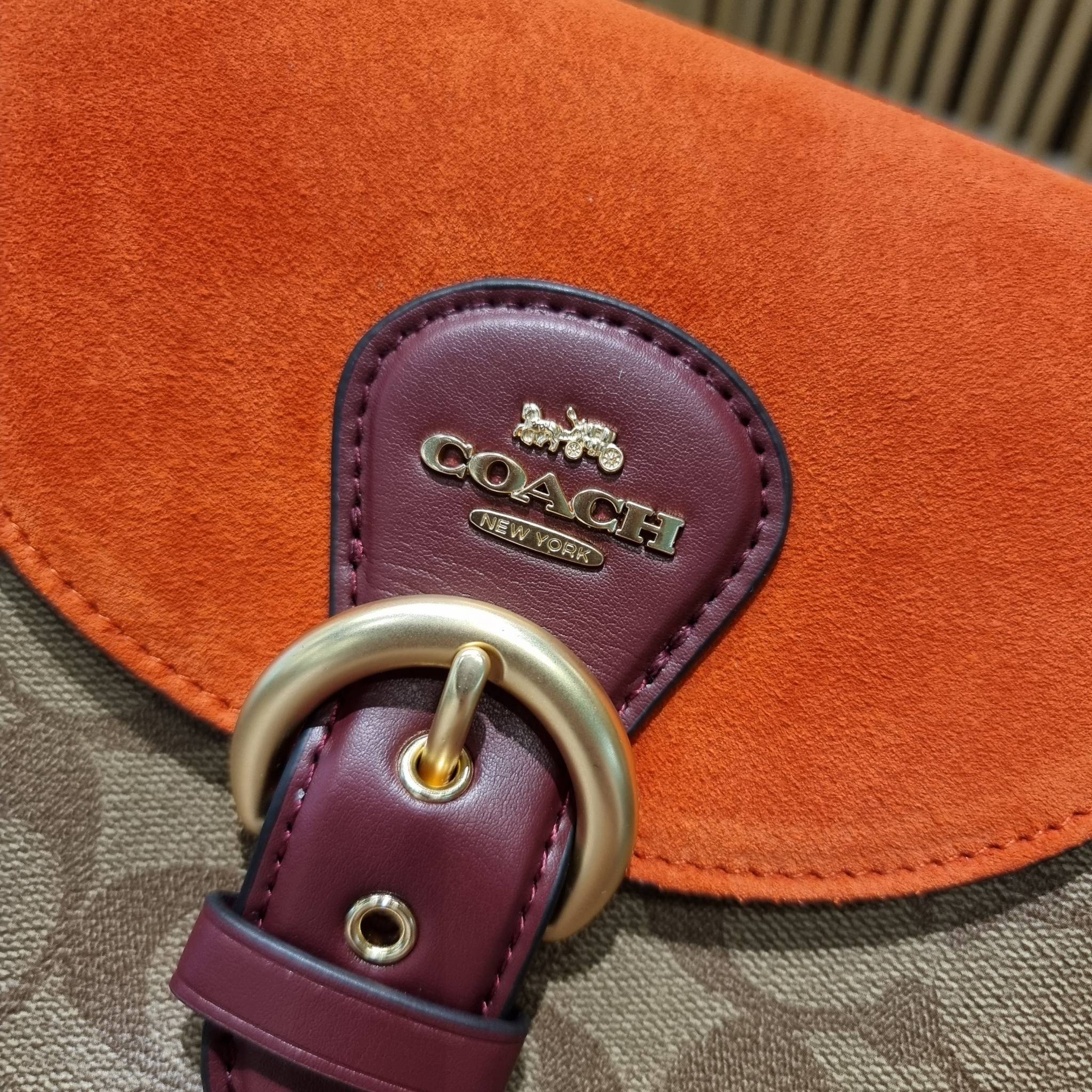 COACH C5691 KLEO SHOULDER BAG 17 IN SIGNATURE CANVAS ใหม่สุด!! สวยหรูไม่มีใครเกิน!! กระเป๋าสะพายสวยครบสูตร แค่เห็นก็ปิ๊ง!!วัสดุหนังแคนวาสสลับหนังแท้ ลงตัวที่หนึ่ง เปิด-ปิดด้วยสายคาดแม่เหล็กในตัว โดดเด่นมากๆ ภายในเป็นช่องโล่ง มีสายสะพายมาให้ถึง 2 แบบ สายคล