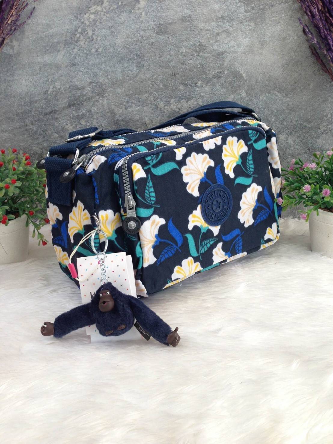 กระเป๋าสะพาย KIPLING รุ่น Reth วัสดุไนล่อนคุณภาพดี มาพร้อมดีไซน์ทันสมัย และสามารถใช้งานได้อย่างดี เข้ากับทุกการแต่งตัว โดดเด่นด้วยพื้นที่ภายในและช่องต่างๆ ที่ให้คุณจัดเก็บของสำคัญได้ครบถ้วน ไม่ว่าจะเป็นมือถือ ปากกา หรือไอเท็มจำเป็นของคุณ สายสามารถปรับและถ