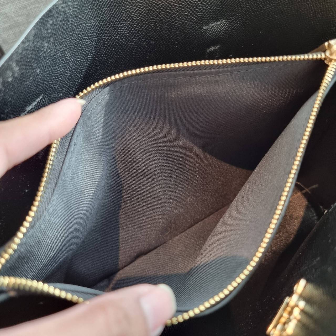 OUTLET 】COACH C4250 MOLLIE TOTE 25 IN SIGNATURE CANVAS WITH SNOOPY ใหม่ล่าสุด ยังไม่เข้าไทย!! กับรุ่นสุดฮอต ในดีไซน์คอลเลคชั่นใหม่ที่แรงไม่แพ้กัน!! กระเป๋าโท้ทไซส์เล็กตกแต่งลายสนูปพี ที่ใครๆก็หลงรักอย่างท่วมท้น น่ารักน่าใช้มากๆ วัสดุหนังแคนวาสเคลือบลาย ภา