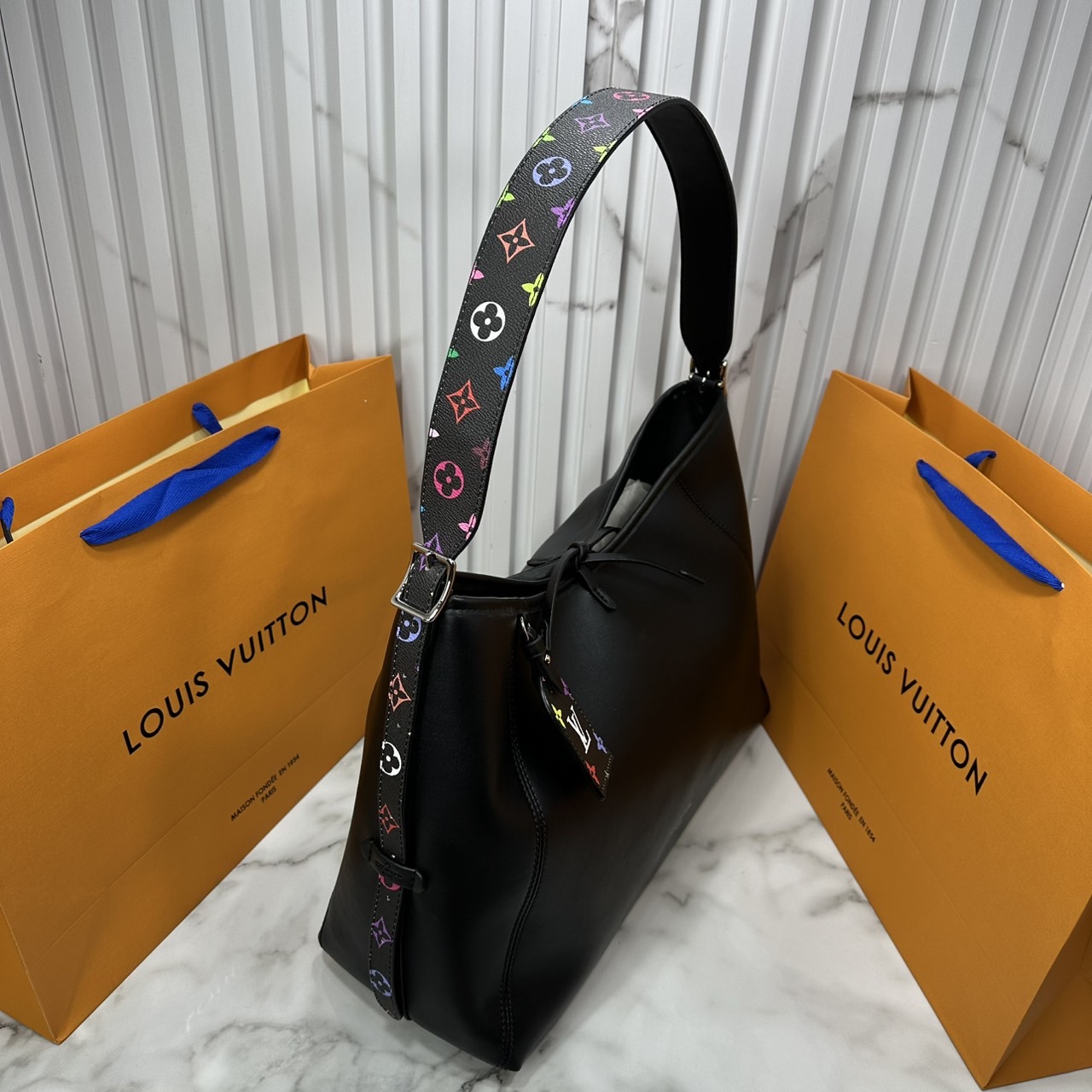 ORI | LV x TM CarryAll Vibe Bag Murakami ใหม่ล่าสุด กระเป๋าสะพายทรงสวย ดีไซน์เรียบง่ายคลาสสิค หรู ดูผู้ดี มาพร้อมใบลูกแต่งแต้มดีเทลเปี่ยมชีวิตชีวา