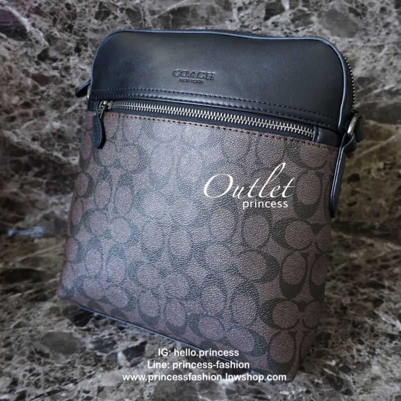 COACH Men Houston Signature Messenger Bag กระเป๋าสะพายข้าง crossbody หนังลาย signature brand เปิดปิดด้วยซิป ภายในโล่งใส่ wallet ยาว, mini iPad และของใช้ได้ มีช่องเล็ก และช่องซิป สายสะพายปรับได้ค่ะ