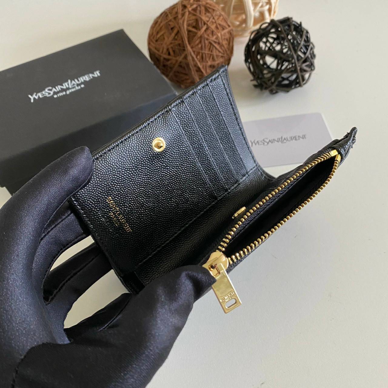 VIP GIFT 】หนังแท้ YSL SAINT LAURENT Monogram Zipped Bifold Wallet มาแล้วจร้า ถามหากันเยอะมากๆ กระเป๋าสตางค์ใบสั้นที่ใส่แบงค์ ใส่บัตร ใส่เหรียญได้เยอะสุดๆ มีสองด้านซิปและพับ ใบเดียวครบจบเลย หนังสวยมาก ละเอียดสุดๆ