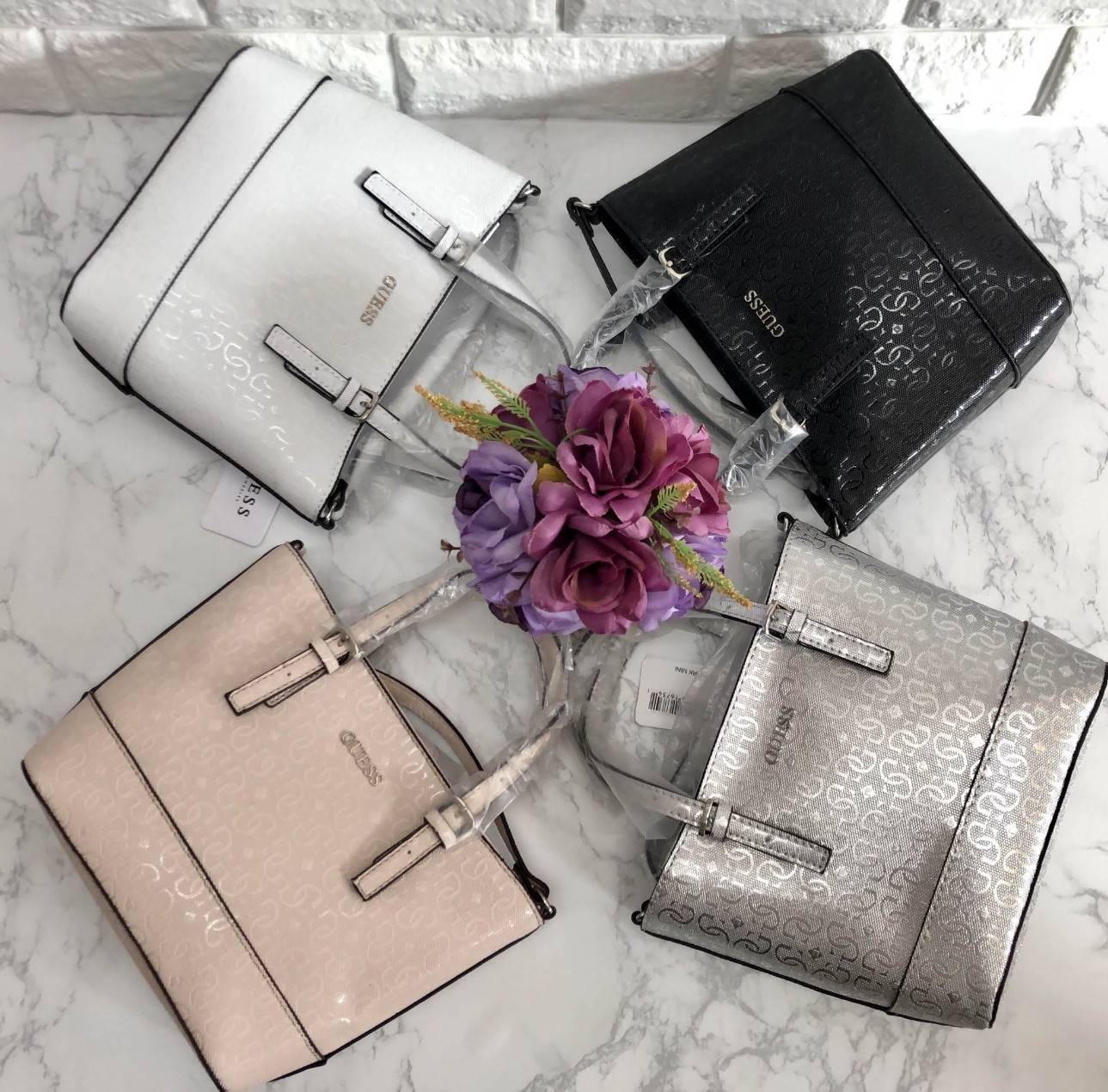 GUESS BALDWINPARK MINI CROSSBODY BAG พร้อมส่ง กระเป๋าถือหรือสะพาย วัสดุหนังแก้วอย่างดี หนังนิ่ม น้ำหนักเบา ตัวกระเป๋าลาย G ทั้งใบสวยมากค่ะ เปิดปิดกระเป๋าแบบซิป ภายในโล่ง ใส่ ipad mini ได้ มีช่องเล็กให้ใส่ของจุกจิก ซับในเป็นผ้าลายแบรนด์ สายสะพายถอดออกไม่ได