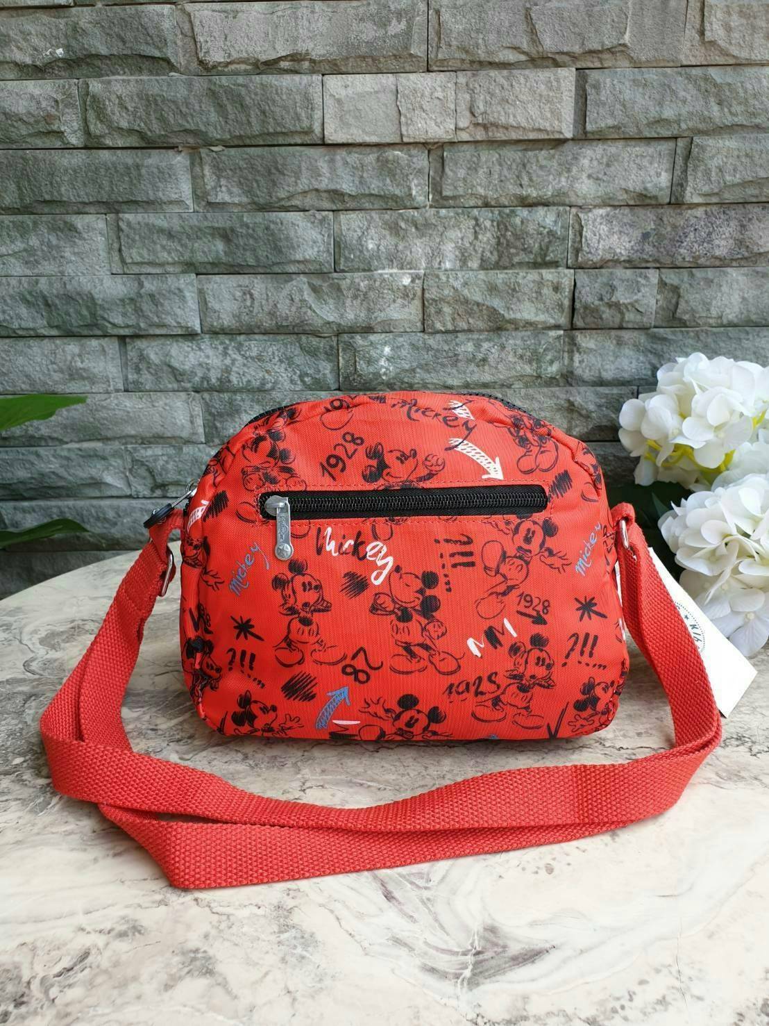 Kipling nylon shoulder bag รุ่น ( K15313 ) >>พร้อมส่งค่ะกระเป๋าสะพายข้างรุ่นใหม่ล่าสุด วัสดุไนล่อน กันน้ำ บุด้วยนวมที่ฐานกระเป๋าเพิ่มความนุ่ม >>รูปทรงสวย ขนาดกระทัดรัด มีช่องกระเป๋าด้านหน้าใส่ของจุกจิกหนึ่งช่อง >>มีช่องซิปหลักนะค่ะ ด้านใ