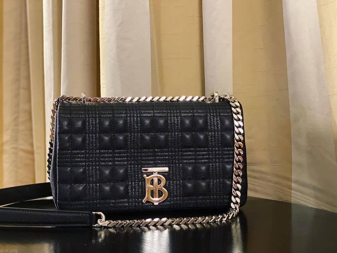 Rare items! รุ่นนี้ที่รอคอย BURBERRY FRAGRANCES QUITED LAMBSKIN BAG หนังแท้ Lambskin นิ่มสวยหรูดูดี เปิดปิดด้วยฝาปิดสัญลักษณ์รูปตัวB ภายในโล่งกว้าง ใส่มือถือ กระเป๋าสตางค์ได้ มาพร้อมสายสะพายโซ่ทองต่อหนังรองบ่าสามารถซ้อนสายสั้นสะพายไหล่ได้ หรือใช้สายยาว Cr