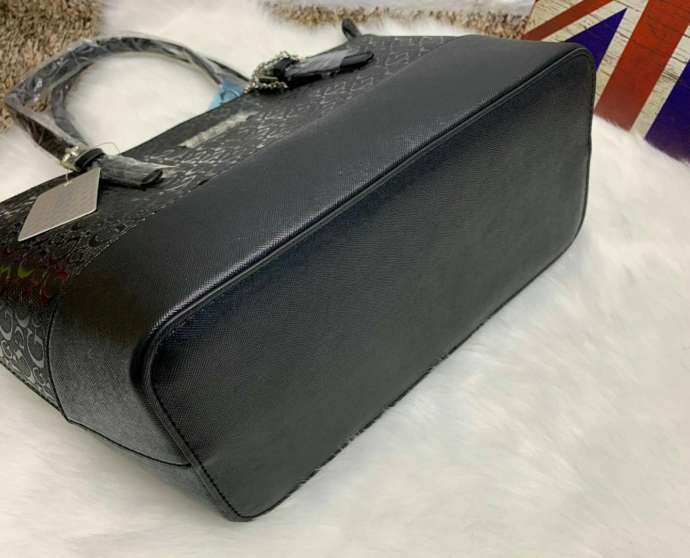 GUESS WOMEN LARGE TOTE BAG กระเป๋าถือ//สะพายไหล่ ทรง Tote ตัวกระเป๋าลายแบรนด์ทั้งใบ ผสมหนังซาฟเฟียโน่ตรงขอบล่างกระเป๋าค่ะ ด้านหน้าห้อยอะไหล่แบรนด์มาให้ เปิดปิดกระเป๋าแบบซิป ภายในโล่ง กว้าง ใส่ของได้จุค่ะ มีช่องซิปและช่องเล็กใส่ของจุกจิกนะค่ะ หูหิ้วสามารถป