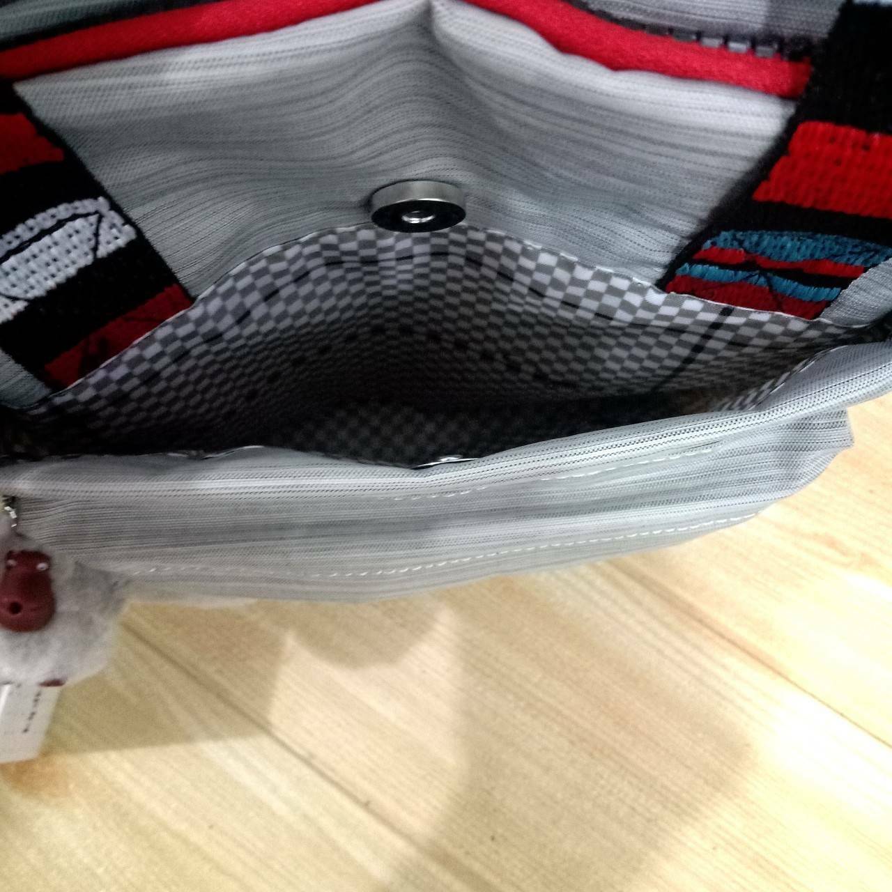 KIPLING 3 WAYS MINI BACKPACK ซับในตาราง 👍กระเป๋าสะพายรุ่นใหม่วัสดุ Nylon & Polyester 100% 👍หูหิ้วมีลายปั้มแบรนด์ 👍สายสะพายยาวเลื่อนปรับได้ถอดได้ 👍สามารถถือหรือสะพายได้ จะสะพายไหล่ สะพายเฉียง Crossbody หรือจะคล้องสายเป็นเป้ส