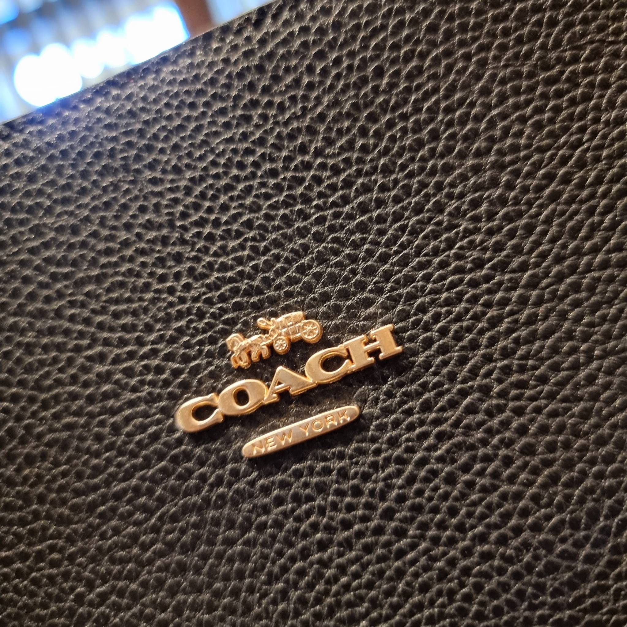 COACH C4075 TATUM CARRYALL IN SIGNATURE CANVAS คอลเลคชั่นใหม่ล่าสุด จัดมาให้ได้สวยก่อนใคร สวยหรูทุกสี!! ลุคผู้ดีต้องมาอีกหนึ่ง กระเป๋าสะพายทรงสวย ที่มาพร้อมสายสะพายไหล่ในตัว และสายครอสบอดี้สำหรับสะพายข้าง วัสดุหนัง crossgrain สวยคมมากๆ ตัวกระเป๋าถูกแบ่งเป