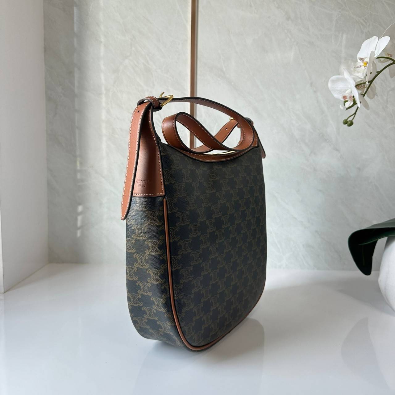 CELINE MEDIUM HELOÏSE BAG CUIR TRIOMPHE IN TRIOMPHE CANVAS AND CALFSKIN กระเป๋าสะพายทรง HOBO รุ่นฮอตตลอดไม่มีเอ้าท์ ใบใหญ่จะสัมภาระได้เยอะ