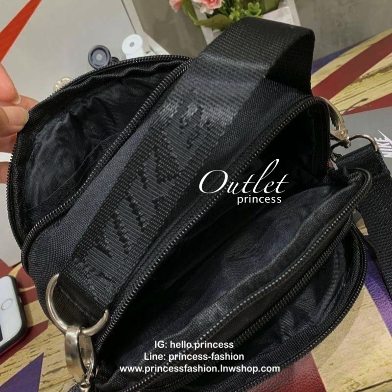 Nike mini swoosh shoulder bag กระเป๋าถือหรือสะพาย ขนาดมินิ ดีไซน์สุดเก๋จากNike แบรนด์sport สายสกรีนโลโก้แบรนด์ปรับระดับฟรีไซส์ได้ มีช่องซิปใช้งานหลายช่อง พร้อมตัวหนีบแบรนด์ในเซทเฉพาะรุ่น ใส่ไอโฟนพลัส ของจุกจิกแยกใส่ได้เป็นสัดส่วน อีกหนึ่งรุ่นลิมิเตทที่ใช้