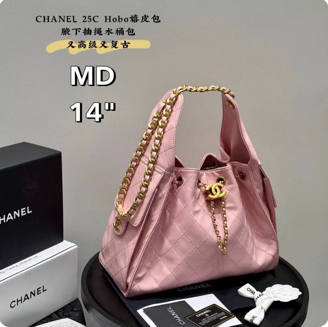 CHANEL 25 Medium Handbag กระเป๋าสะพายทรงโฮโบใบใหญ่ คอลใหม่ล่าสุด ต้อนรับฤดูกาล SPRING-SUMMER 2025 รูปทรงใช้งานได้จริง จุของได้ ถือเก๋ๆ เอวี่เดย์ลุค บอกเลยว่าดีไซน์เก๋มาก