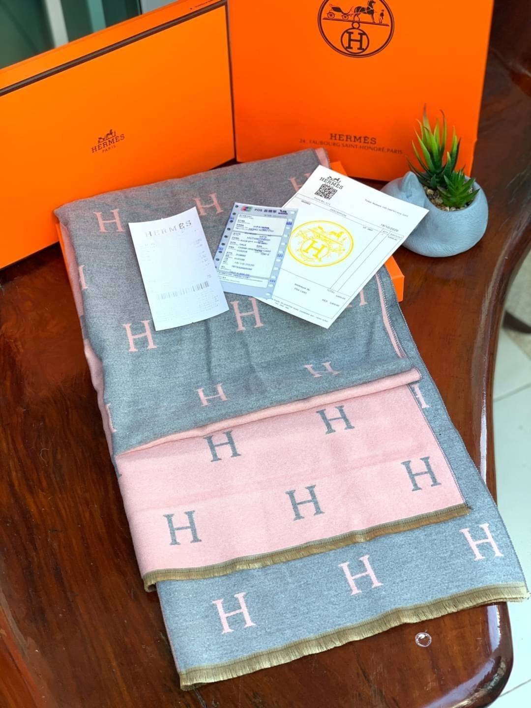 Hermes Women’s Scarves Accessories Scarf อีกหนึ่งแบรนด์ดังจากปารีส ด้วยงานพรีเมี่ยมกิ้ฟ ส่งมอบความรู้สึกดีๆให้กับคนที่คุณรัก ในรูปแบบผ้าพันคอและผ้าคุมไหล่ผืนใหญ่ให้ความอบอุ่น ถักทอด้วยผ้าcashmere ผ้าเนื้อดี สัมผัสนุ่มมือ ทอลายในตัว สีและลายคมชัด เหมาะสำหร