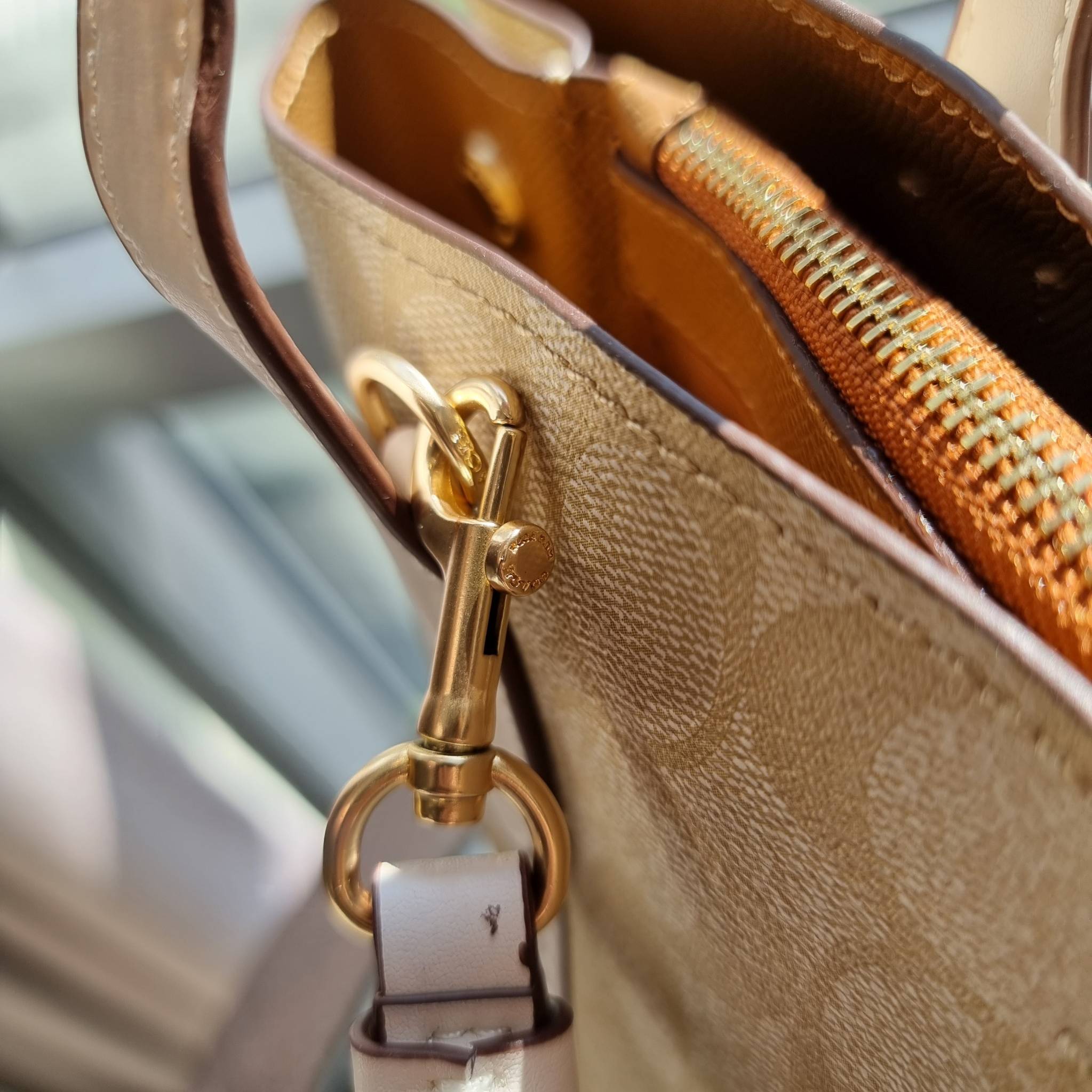 OUTLET 】COACH 73293 MINI AVENUE CARRYALL IN SIGNATURE CANVAS กระเป๋าสะพายรุ่นคลาสสิค คัมแบคแล้วจ้าแม่!! ไซส์กำลังสวย วัสดุหนังแคนวาสคุณภาพดี ด้านข้างเก็บทรงได้ เปิด-ปิดด้วยกระดุมแม่เหล็ก ใช้งานง่าย มีช่องซิป ใบนี้เห็นเล็กๆ แต่จุได้เยอะพอสมควรเลยน้า ɣ