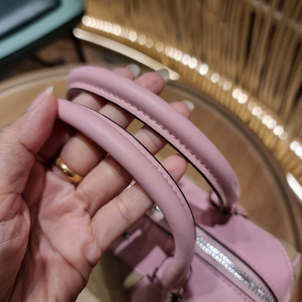 COACH F32203 MINI BENNETT SATCHEL IN SIGNATURE CANVAS กลับมาอีกครั้ง!! กับกระเป๋าทรงหมอนยอดฮิต 🥳 มีกี่สีก็ขายหมด วัสดุหนังแคนวาสเคลือบลาย ทรงสวยใช้งานได้ทุกโอกาส ภายในโล่งกว้างใส่ของได้เยอะ มีหูจับในตัว และสายสะพาย crossbody ปรับได้ตามตัว ใบนี้ไม่
