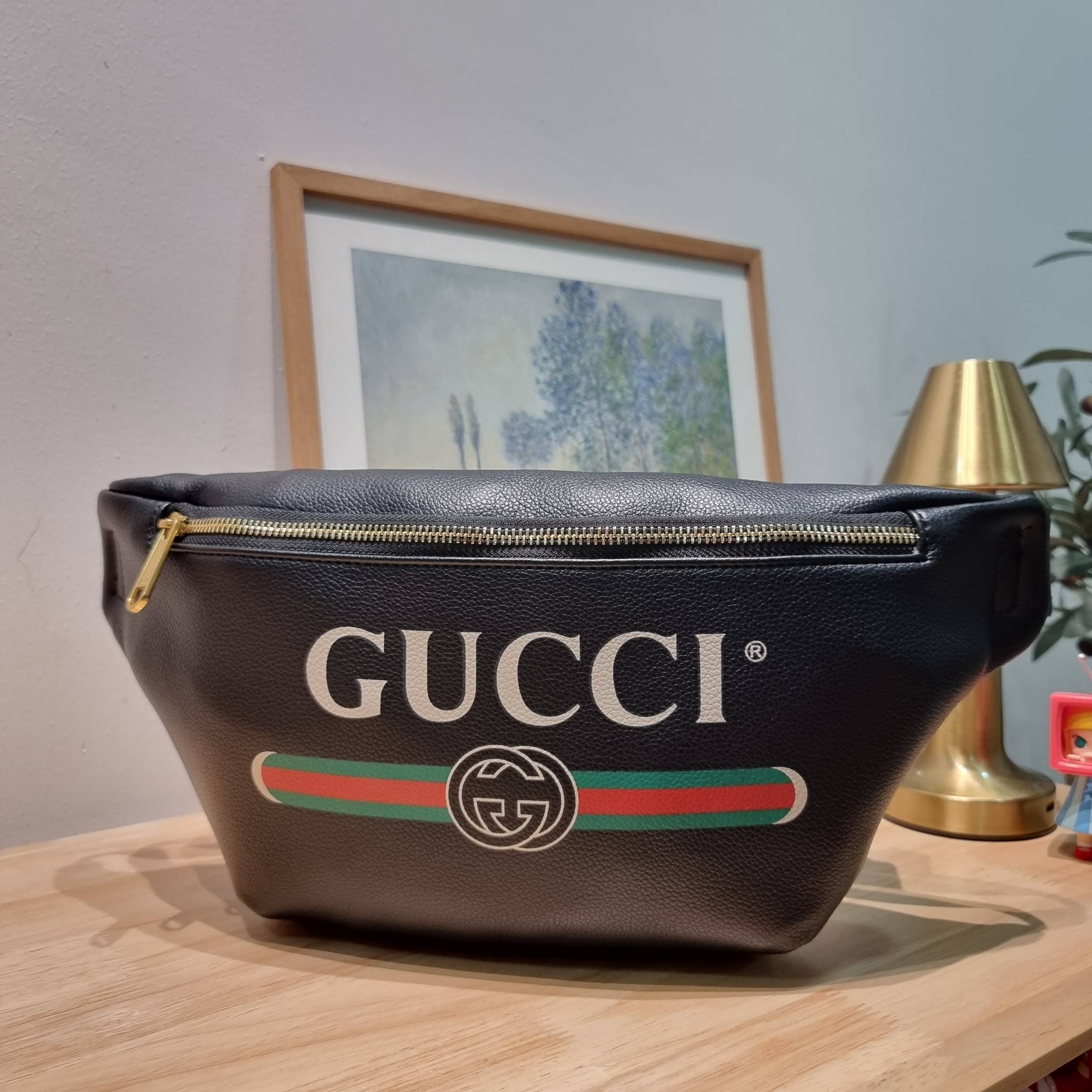 GUCCI Print Logo Belt Bag / GG LEATHER BELT BAG ไอเท็มยอดฮิต ขึ้นแท่น best seller กับกระเป๋าคาดอก ไซส์ใหญ่จุได้คุ้มค่า รูปทรงคลาสสิค พกพาง่าย ดีไซน์ลวดลายเอกลักษณ์ที่เป็นกิมมิค สายสะพายปรับได้ตามชอบ