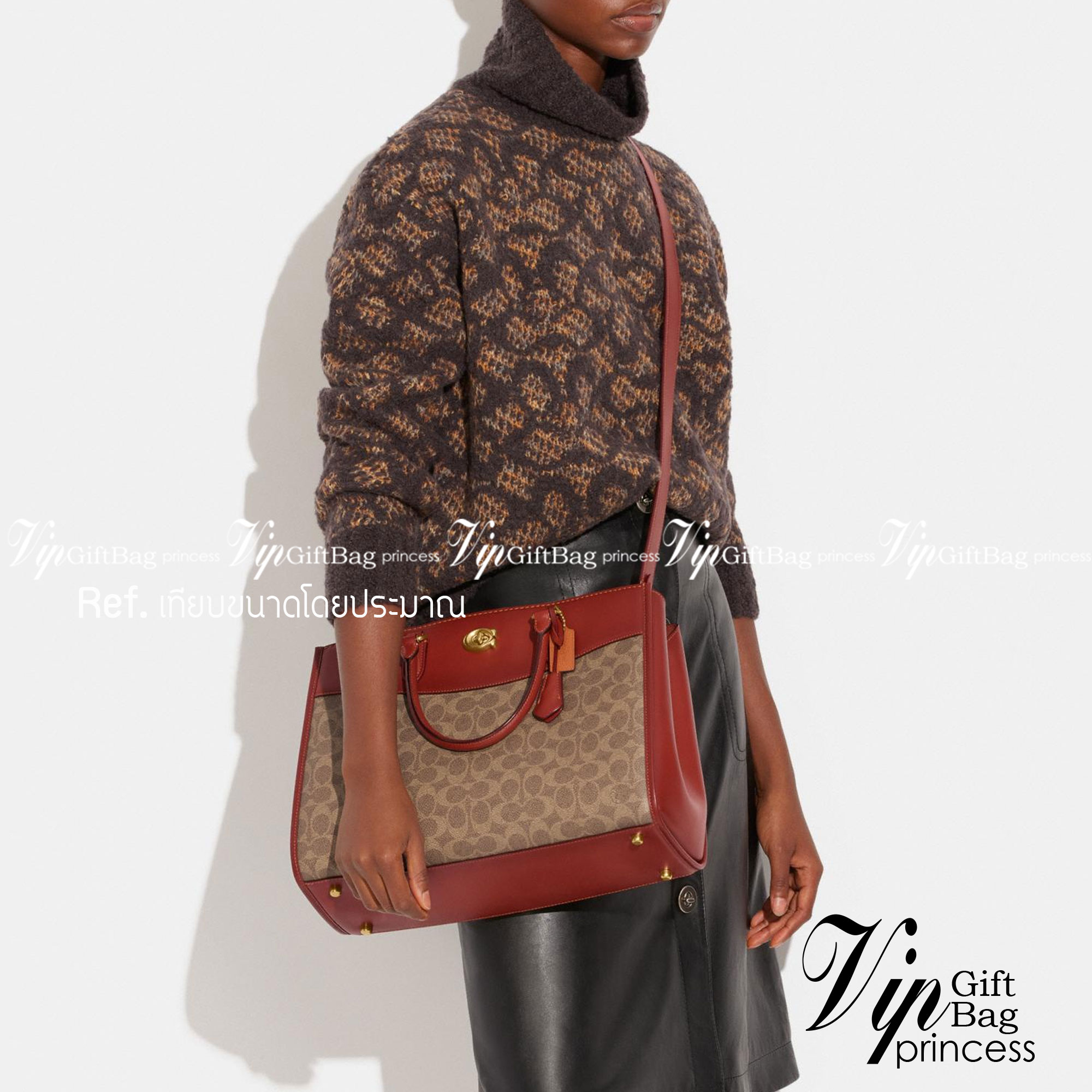 COACH brooke carryall in signature canvas CE733 ใหม่ล่าสุด อัพลุคคุณนายคุณหนูกันหน่อย กับกระเป๋าถือ/สะพายสุดหรู รูปทรงและดีไซน์ดูไฮน์มาก มีกุญแจล็อคซิปได้ วัสดุหนังแคนวาสตัดสลับหนังแท้ มีหูจับในตัว ภายในแบ่งสัดส่วนไว้อย่างดี ให้สามารถจัดเก็บของได้อย่างมีร