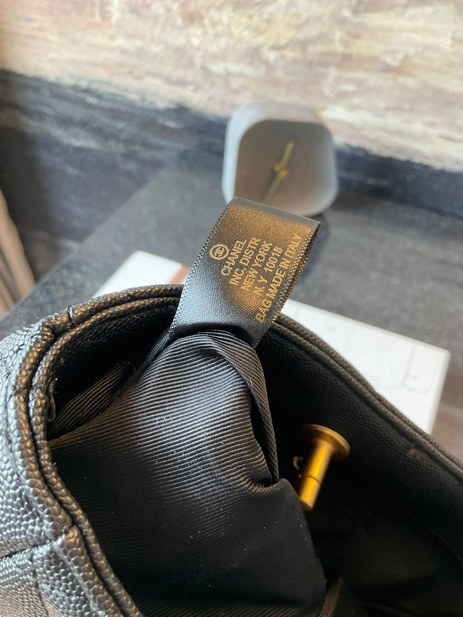 Chanel 22s small hobo bag black caviar / CHANEL VIP GIFT CAVIER BAG กระเป๋าทรงสะพายข้าง ที่กำลังมาแรงมาในตอนนี้ ตัวกระเป๋าเป็นหนังลายคาเวียร์สวยหรูมาก อะไหล่ทองวินเทจทั้งใบ ด้านหน้าประดับโลโก้แบรนด์ เปิดปิดด้วยตัวหมุนล้อค ด้านในใส่กระเป๋าสตางค์ได้ถึงใบยาว