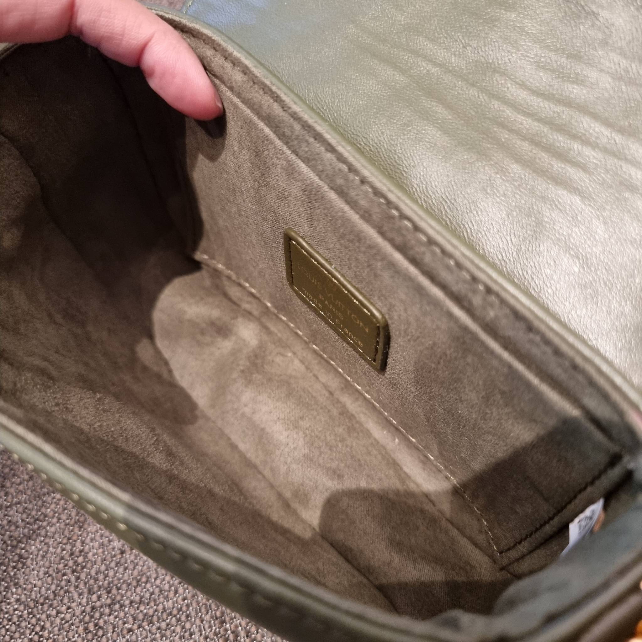 LV new wave pochette multi bag กระเป๋าสะพายมัลติฟังก์ชั่น สุดหรู มาพร้อม box set รับรองว่าดีงาม ลูกเล่นคลาสสิคผสานความวินเทจ มีสายสะพายให้ 2 เส้น และกระเป๋าใบลูก เล็กน่ารัก วัสดุหนังแท้ ภายในเป็นช่องโล่ง แบ่งสัดส่วนมีช่องย่อย ใบนี้ปรับใช้ได้หลายสไตล์ ลุคไ