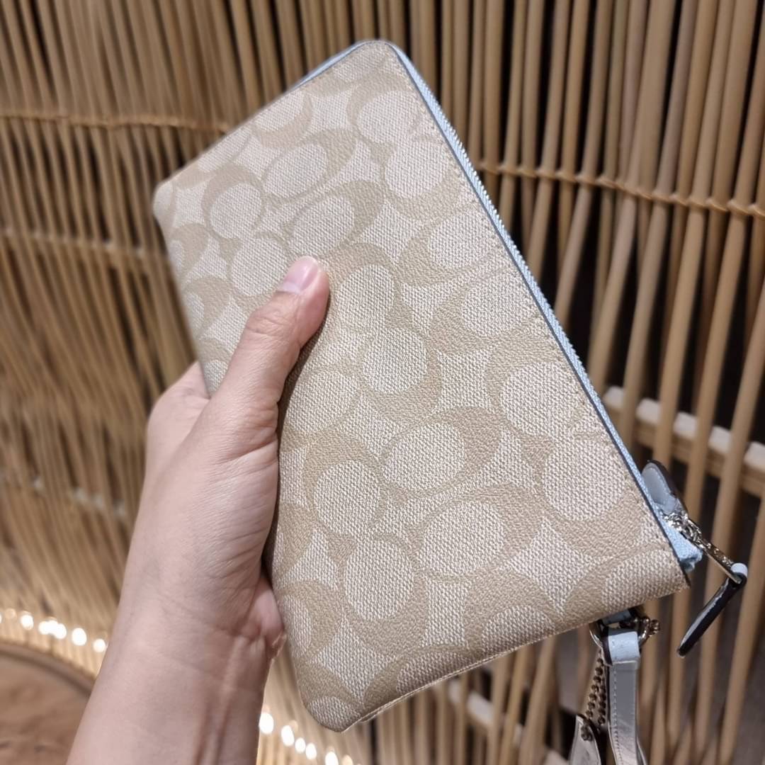 COACH F54057 DOUBLE ZIP WALLET IN SIGNATURE กระเป๋าคล้องมือ size L ใบนี้ใส่มือถือได้ทุกรุ่น ขนาดกำลังดี พกพาสะดวกมากๆ วัสดุหนังสังเคราะห์ ภายในเป็นผ้าสีสวยคม ใส่ธนบัตร ใส่บัตรได้เยอะ ใส่มือถือได้สบายๆทุกรุ่น ตอบโจทย์สาวๆที่ไม่ชอบพกเยอะวุ่นวายจ้า ใบนี้เอาอ