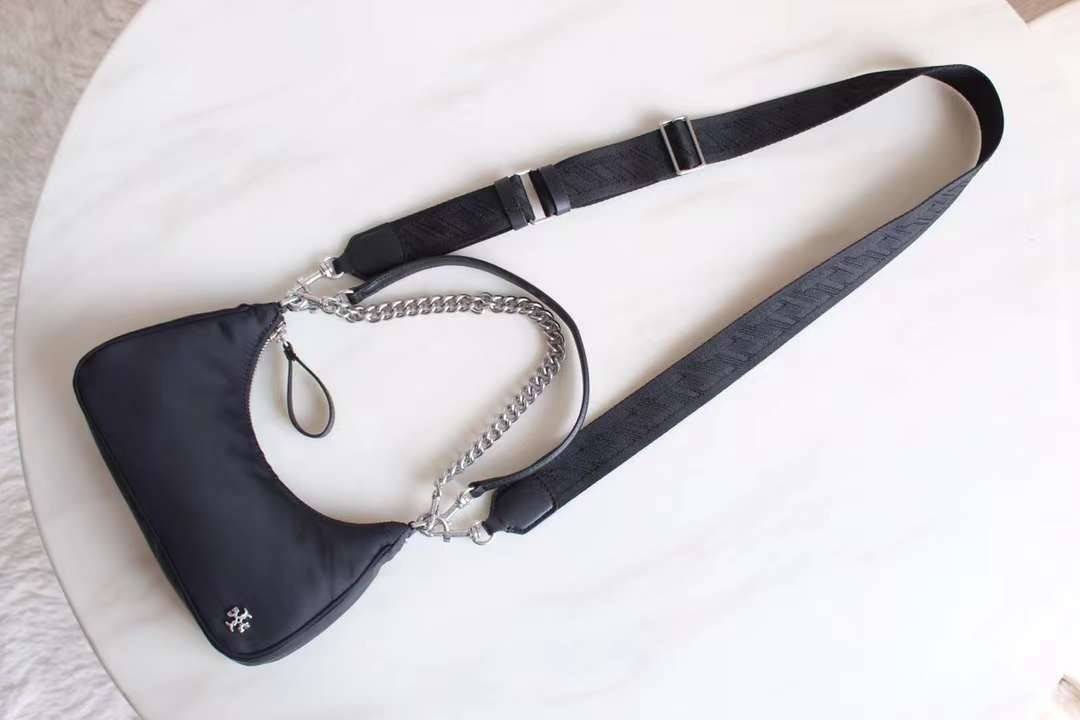 TORY BURCH handbag / TORY BURCH shoulder bag พร้อมส่งที่ไทย Tory Burch 151 Mercer Small Crescent Bag กระเป๋าถือหรือสะพายไหล่ วัสดุNylon อะไหล่เงิน น้ำหนักเบา พกพาสะดวก ใส่โทรศัพท์ iIphone+ ได้ ด้านในโล่งมีช่องเล็กใส่บัตร 2 ช่อง มาพร้อมสายสั้น สายหนัง+สายโ