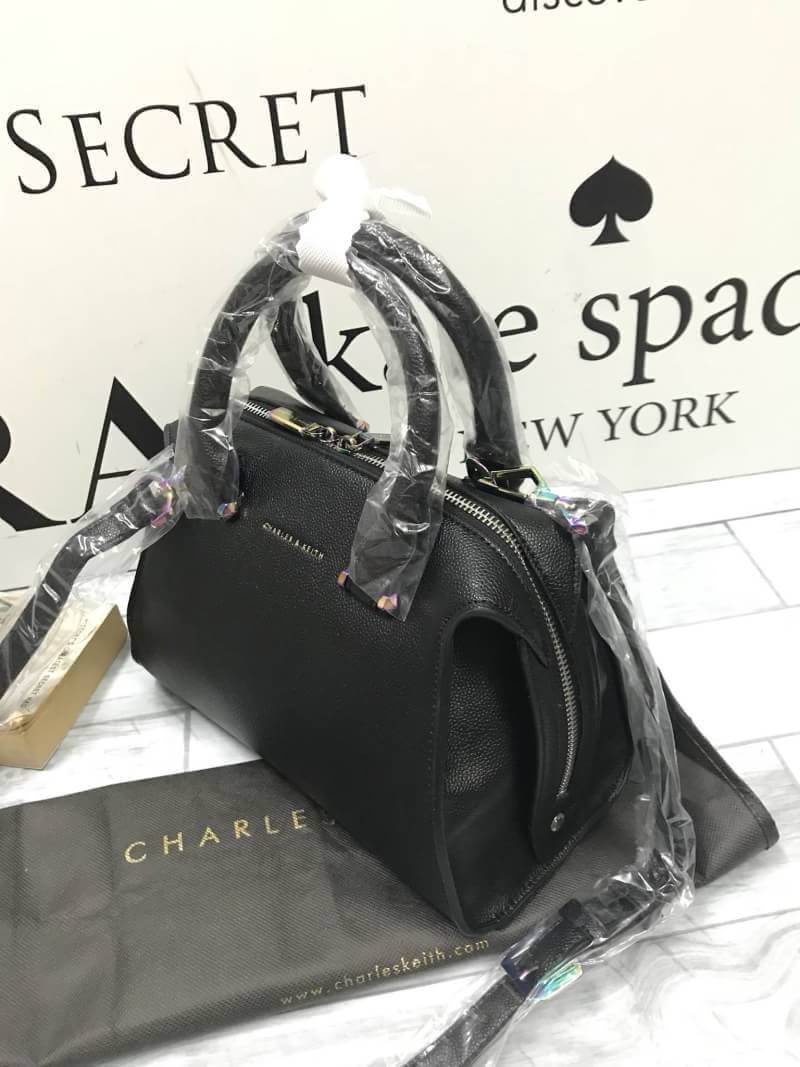 CHARLES & KEITH DOUBLE ZIP TRAPEZE (M) Best seller! กระเป๋าถือหรือสะพาย ขนาดกำลังดี น้ำหนักเบา ด้านบนเปิดปิดด้วยซิปคู่ ภายในบุหนัง จุได้เยอะ ใส่ mini iPad,กระเป๋าสตางค์ยาวได้ มีช่องเล็ก และช่องซิป มีแผ่นรองฐานวางอยู่ทรง มาพร้อมสายสะพายยาว ถอด ปรับระดับได้