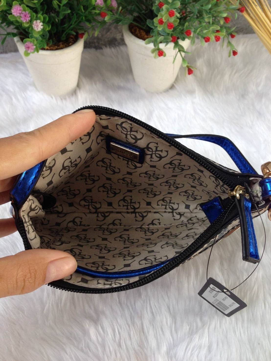 Guess clutch bag กระเป๋าคลัชถือ มาพร้อมสายสะพาย น้ำหนักเบา สีสันสวยงาม แต่งแคนวาสด้วยอักษรG สลับหนังลาย โลโก้โลหะสลักบนหนัง สามารถใส่ iPhone 8+ ได้ สวยหรู น่าใช้มากค่า