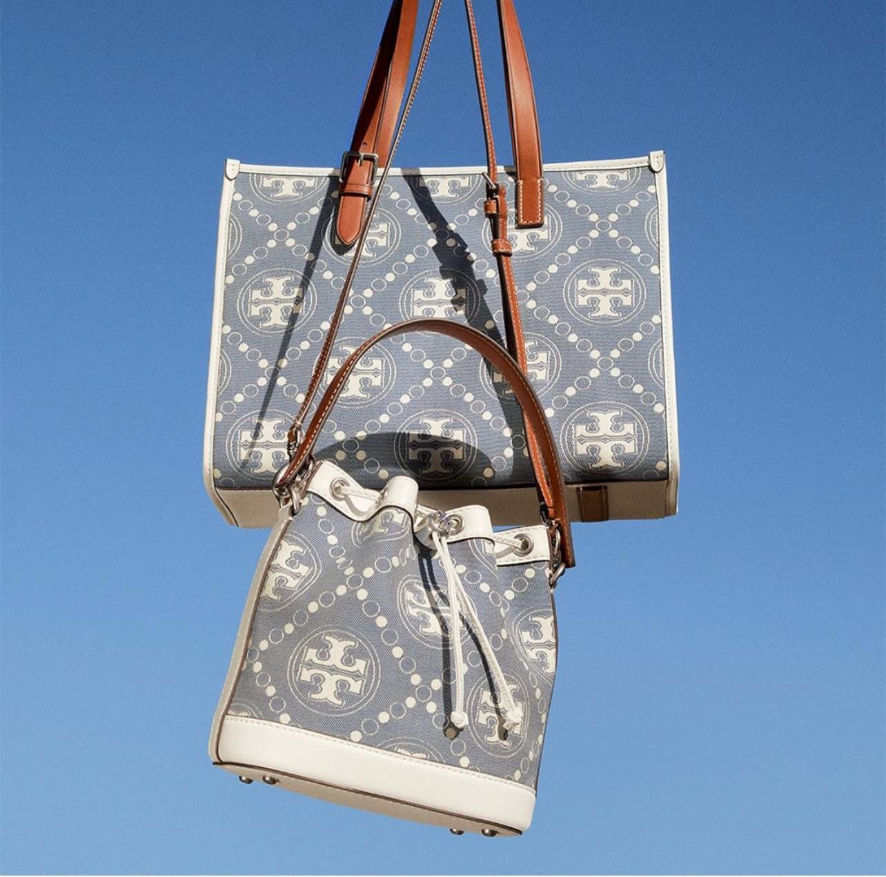 Tory Burch Small T Monogram Denim Tote / Tory Burch Demim Jacquard Small Tote คอลเลคชั่นใหม่ กระเป๋าทรงโท้ท ทรงสี่เหลี่ยมใบใหญ่ วัสดุผ้าเดนิมสลับหนังแท้ ภายในช่องโล่งกว้างจุได้เยอะ