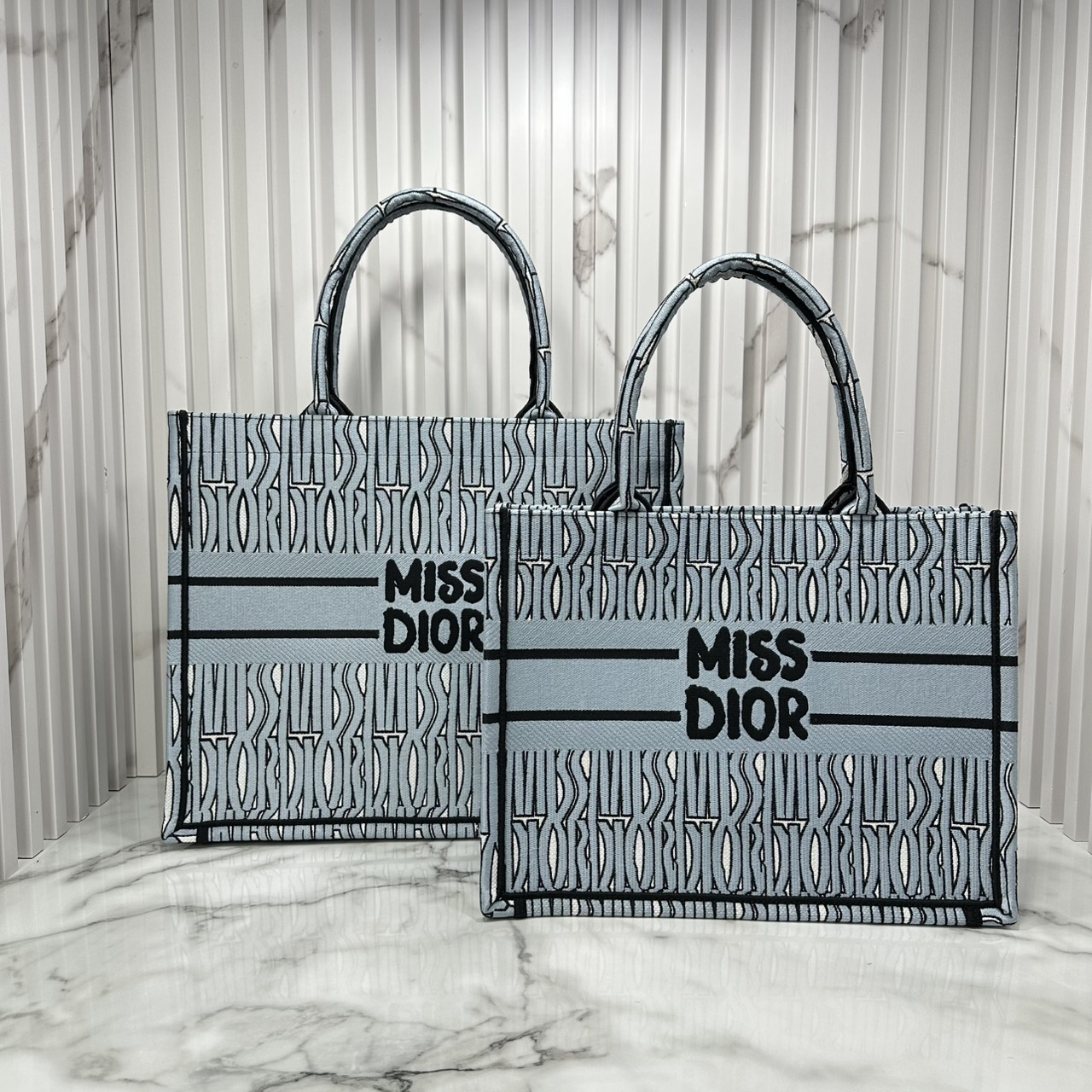 ORI หนังแท้ | Dior Miss Dior Allover Book Tote Handbag 14" กระเป๋าทรงโท้ทคอลใหม่ ดีไซน์ลวดลายกราฟฟิกสวยงามและหรูหราโดดเด่นไม่เหมือนใคร