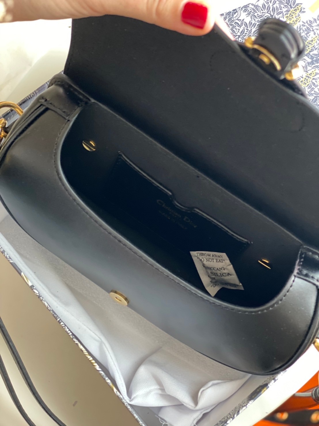 หนังแท้ DIOR BOBBY EAST-WEST BAG พร้อมส่งที่ไทย งานหนังแท้ทั้งใบเกรดออริจินอล ภาพสินค้าถ่ายจากงานขายจริง ใช้งานต่างประเทศได้ รุ่นใหม่ในฤดูกาลนี้ เพิ่มความทันสมัยให้กับซิลลูเอทของ Hobo ผ่านเส้นสายที่สง่างามและสัดส่วนที่กลมกลืนกัน สไตล์หนังลูกวัว โดดเด่นด้ว