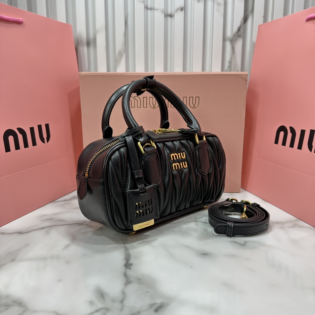 ORI หนังแท้ | MIU MIU Arcadie matelassé nappa leather bag Small 22cm กระเป๋าสะพายทรงโฮโบลุคลูกคุณหรูหราด้วยดีไซน์จับจีบนูนลวดลายสามมิติซับซ้อนเป็นเอกลักษณ์ น่ารักๆเก๋ๆ สวยดูแพง หูจับในตัวง่ายและสะดวกพกพา