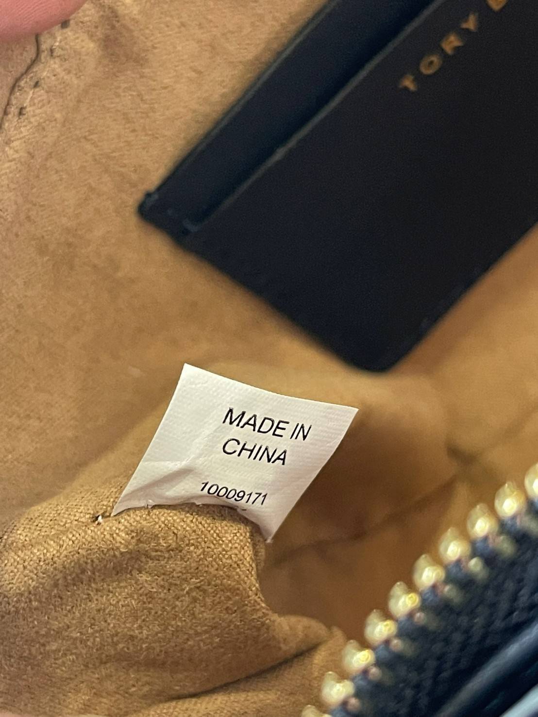 Tory burch Kira logo-plaque crossbody bag กระเป๋า Kira ของ Tory Burch เป็นส่วนหนึ่งของคอลเล็กชั่นที่โดดเด่น และมีหลายรุ่นด้วยกัน โดยมีป้ายโลโก้ Double T ของแบรนด์อยู่ตรงกลาง มีความเรียบง่ายแต่ยังคงความหรูหราโดดเด่นด้วยวัสดุบุผิว ป้ายโลโก้สีทอง สายสะพายโซ่