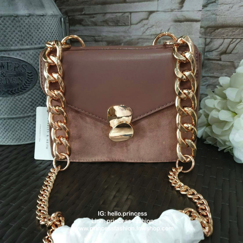 กระเป๋าทรงสวย ดีไซน์ทันสมัย วัสดุหนังโพเลเตอร์ + กำมะหยี่ตกแต่งด้านหน้า ออกแบบปิด-เปิดด้วยตัวล็อคแบบกด สีเงิน และ สีทอง ดูเก๋ ภายในเป็นช่องโล่ง มีช่องซิป 1 ช่อง และช่องใส่ของจุกจิก 1 ช่อง ด้านหลังติดโลโก้แบรนด์ มาพร้อมสายสะพายยาว สายสวยเก๋ ดูดีมากๆ สายถอด