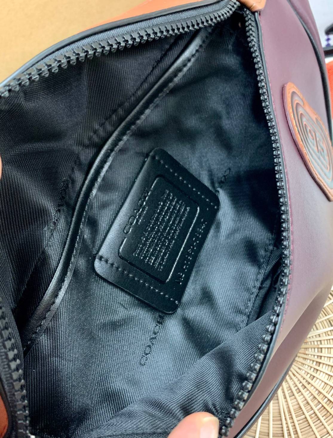 OUTTLET 】Coach Belt Bag ใบใหญ่คะ! Coach Rivington Belt Bag In Colorblock With Coach Patch C78947 สีเข้าใหม่ ได้ใจหนุ่มๆกันเลยค่าา 🌈สีจริงสวยมากค่ะ😘 กระเป๋าคาดอกด้านหน้า//คาดไปทางด้านหลัง//หรือคาดเอวได้ ตามแต่ความถนัดได้เลยนะคะ หนังแท้ นิ่ม